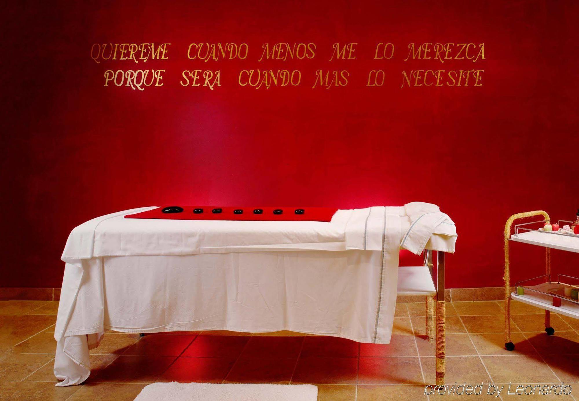 익스타판 데 라 살 메리어트 호텔, 스파 앤 컨벤션 센터 익스타판데라살 외부 사진 A massage table