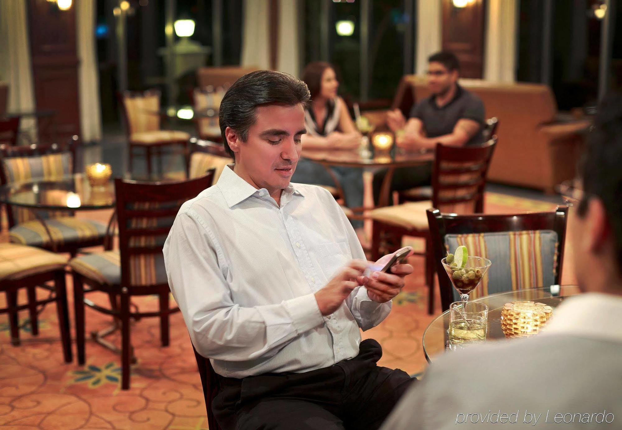 익스타판 데 라 살 메리어트 호텔, 스파 앤 컨벤션 센터 익스타판데라살 외부 사진 A man using a mobile phone