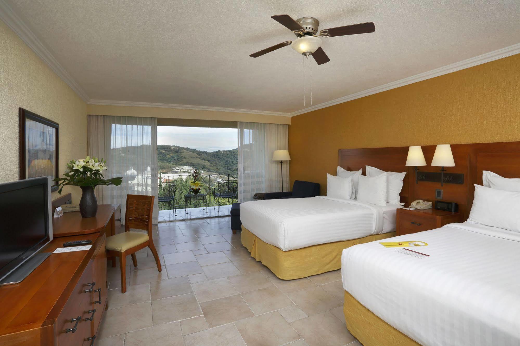 익스타판 데 라 살 메리어트 호텔, 스파 앤 컨벤션 센터 익스타판데라살 외부 사진 A room at the Hard Rock Hotel Vallarta