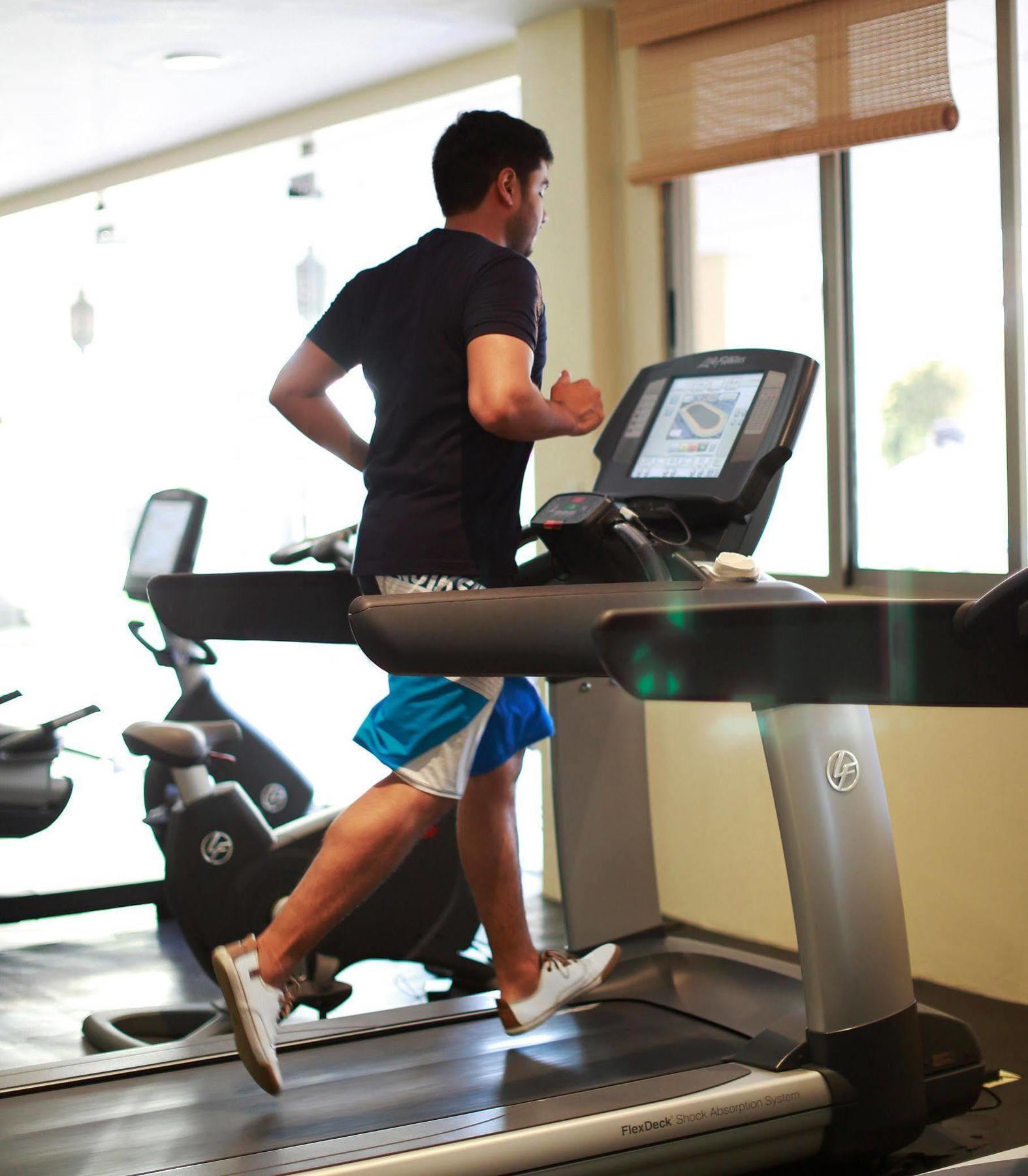 익스타판 데 라 살 메리어트 호텔, 스파 앤 컨벤션 센터 익스타판데라살 외부 사진 A treadmill in use